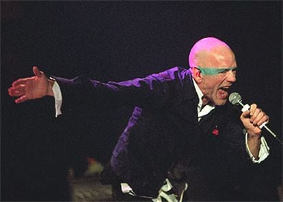El cantante de R.E.M., Michael Stipe, durante el concierto que el grupo ofreció en Madrid en octubre de 2003.