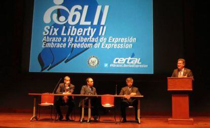 El congresista Joe García durante su intervención en las jornadas sobre libertad de expresión de Certal.