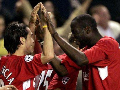 Traore felicita a Luis García tras el gol de éste, el segundo del Liverpool.