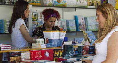 Uno de los estand de la Feria del Libro de M&aacute;laga.