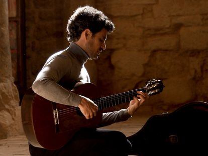 El guitarrista Pablo Sáinz-Villegas, en el monasterio de Suso (San Millán de la Cogolla, La Rioja).