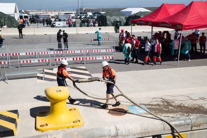 Trabajadores del buque se preparan para amarrar al 'Aquarius' al muelle del puerto de Valencia.