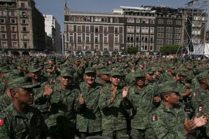 Soldados mexicanos en una celebración en el Zócalo de Ciudad de México.
