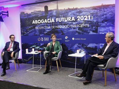 De izquierda a derecha: Enrique Sanz Fernández-Lomana, presidente de la Mutualidad de la Abogacía; Victoria Ortega, presidenta del CGAE; y Vicente Sánchez, CEO de Wolters Kluwer en España y Portugal.