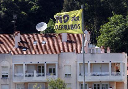 Urbanizaci&oacute;n con sentencia de derribo pendiente de ejecutar en Argo&ntilde;os (Cantabria). 