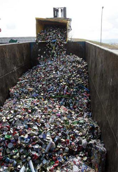 Descarga de envases en una planta de reciclado.