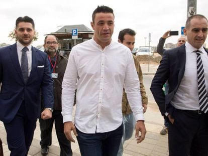 En el centro, con camisa blanca, David Serrano, a su llegada a los juzgados de Málaga.