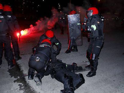 Agentes de la Ertzaintza atienden este jueves a su compañero herido en los incidentes contra aficionados del Spartak de Moscú antes de comenzar el partido entre el Athletic y el conjunto ruso en San Mamés.