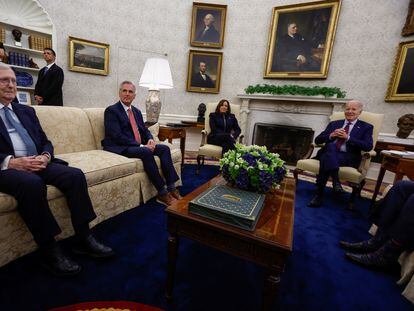 El presidente de EE UU, Joe Biden, y la vicepresidenta, Kamala Harris, en su reunión de este martes con los líderes del Congreso sobre el techo de la deuda.