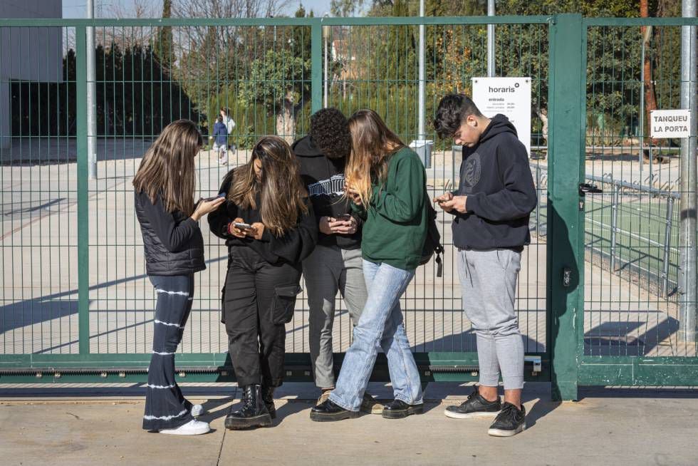 Las adolescentes pasan hasta seis horas con el móvil, según un estudio