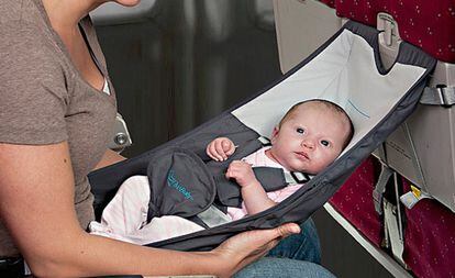Con esta hamaca podrás viajar con tu bebé en el avión y evitar que viaje en tus brazos todo el trayecto. Sin embargo, al no estar homologada como cinturón de seguridad, no se permite usarlo en el despegue ni en el aterrizaje. Es para bebés de hasta 12 kilos, pero no sólo está pensada para viajes en avión, también para sillas de playa o como adaptador para sillas normales.