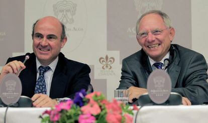 El ministro de Economía, Luis de Guindos (izq), y el ministro alemán de Finanzas, Wolfgang Schäuble, durante una rueda de prensa.