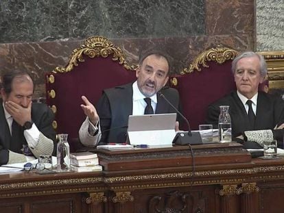 El presidente del tribunal que juzga el 'procés', Manuel Marchena, durante la sesión celebrada el lunes. En vídeo, imágenes presentadas por el fiscal.