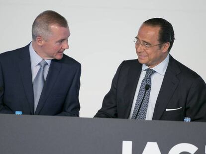 El consejero delegado de IAG, Willie Walsh, junto al presidente del holding, Antonio V&aacute;zquez.