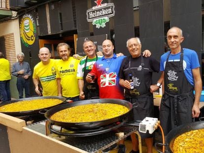 Joseba Combarro (en el centro, con la camiseta de la ikurriña), junto a miembros de la peña Eskozia La Brava (SD Eibar) y de Celtic Submarí (Villarreal) antes del partido que enfrentó a 'groguets' y armeros en la localidad castellonense la pasada temporada.