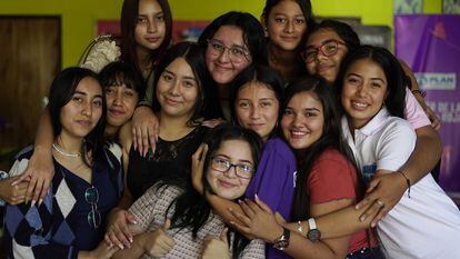 Integrantes del programa Mariposas Rojas para mujeres jóvenes, en El Salvador.