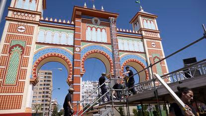 Últimos preparativos de la Feria de Abril de Sevilla.