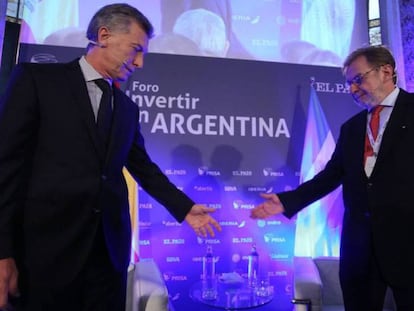 El presidente de Argentina, Mauricio Macri, interviene en el foro 'Invertir en Argentina' junto al presidente del Grupo PRISA, Juan Luis Cebrián.