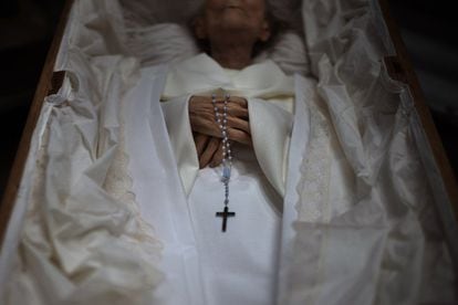 El cuerpo de una persona mayor dentro de un ataúd antes de su funeral en Barcelona, el 5 de noviembre de 2020.