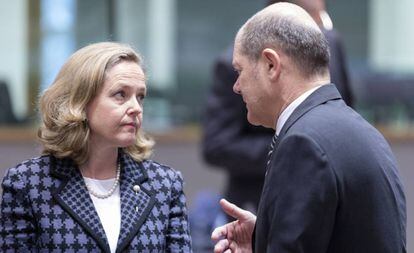 Nadia Calviño, junto a Olaf Scholz en el Eurogrupo.