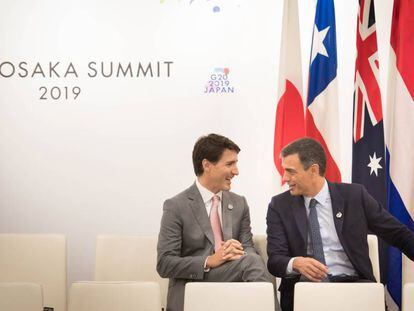 El primer ministro de Canadá, Justin Trudeau, y Pedro Sánchez, en Osaka.