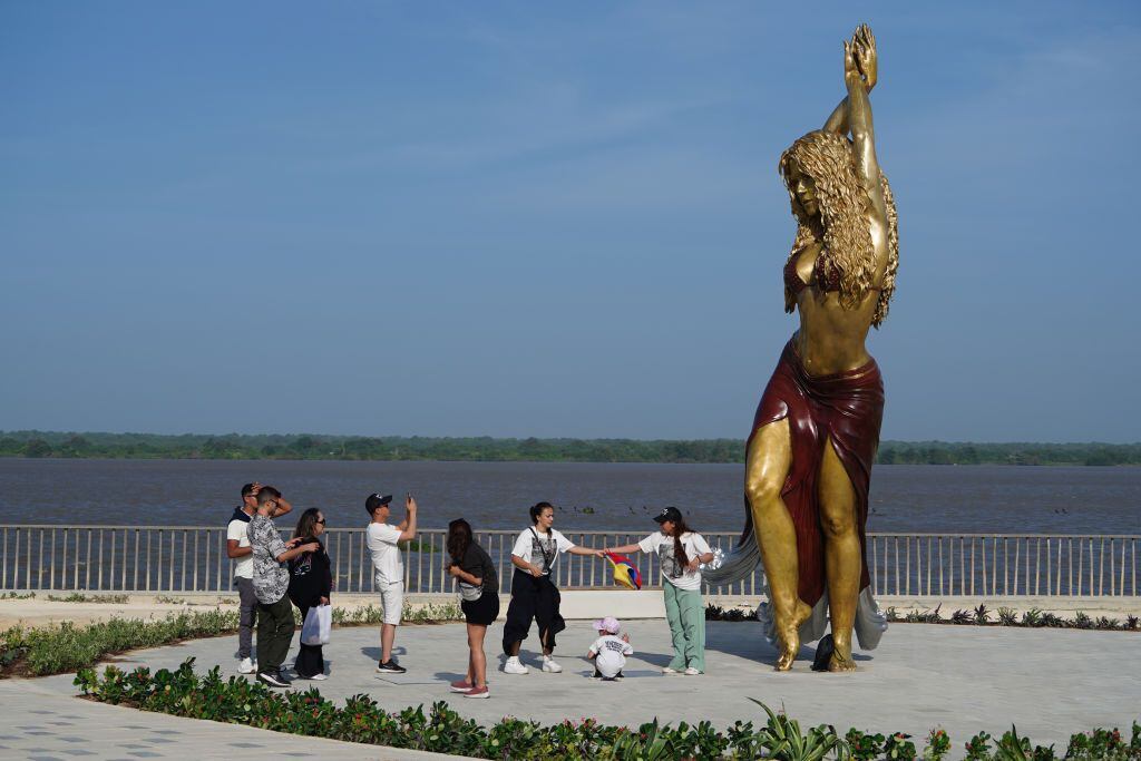 Varios curiosos se acercan a la estatua de Shakira inaugurada el 26 de diciembre en el Gran Malecón de Barranquilla (Colombia).