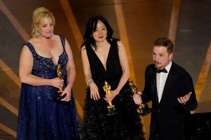 Annemarie Bradley, Judy Chin y Adrien Morot reciben el Oscar por la película a mejor maquillaje y peluquería en 'La ballena'.