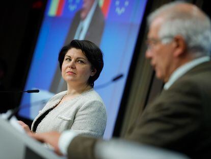 La primera ministra moldava, Natalia Gavrilita, y el Alto Representante para Política Exterior de la UE, Josep Borrell, en conferencia de prensa este jueves en Bruselas.