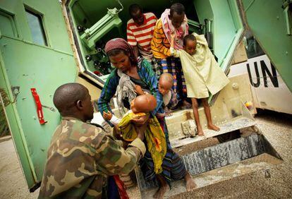 Una somalí entrega su hijo con desnutrición aguda al oficial médico de la Misión de la Unión Africana en Somalia (AMISOM).