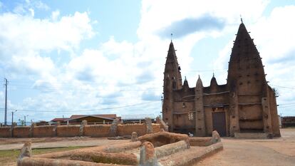 Mezquita pequeña de Kong, en la que entran unas 50 personas. Se halla en el barrio de Barora, Costa de Marfil.