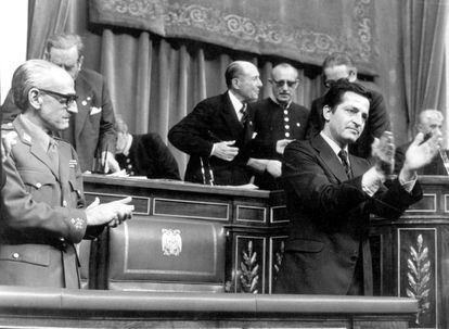 Suárez y Gutiérrez Mellado aplauden la aprobación del Proyecto de Reforma Política, que articuló la transición democrática española, en noviembre de 1976.