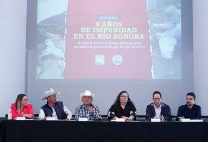 Norberto Bustamante, con camisa de cuadros, y otros miembros del Comité Cuenca Río Sonora este miércoles durante una rueda de prensa.