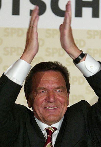 Un exultante Gerhard Schröder celebra la espectacular remontada en las elecciones respecto a los sondeos previos.