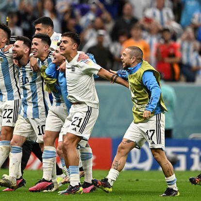 jugadores de Argentina celebran el pase a semifinales, este viernes.