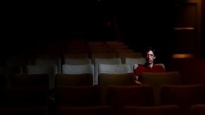 El director teatral argentino Mariano Pensotti, en una sala de Buenos Aires.