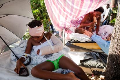 Petiote, de seis años, espera una operación de su brazo fracturado en el Hospital Immaculee Conception en Los Cayos.