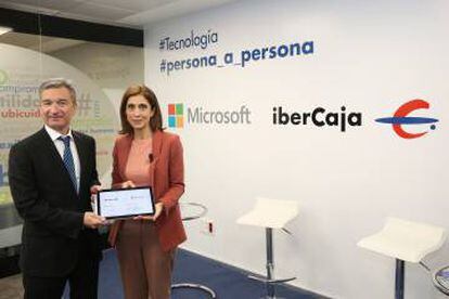 V&iacute;ctor Iglesias, consejero delegado de Ibercaja y Pilar L&oacute;pez, presidenta de Microsoft Espa&ntilde;a.  