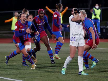 Alexia Putellas celebra con su compañeras haber marcado el gol del Barcelona contra el Real Madrid en la semifinal de Supercopa.