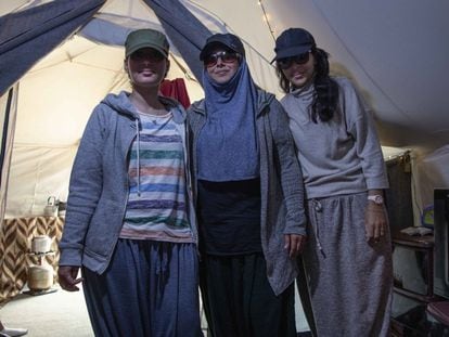 Desde la izquierda, la alemana Widad y las holandesas Nawal y Hafida, en el campo de familiares de combatientes del ISIS en Al Roj, al norte de Siria.