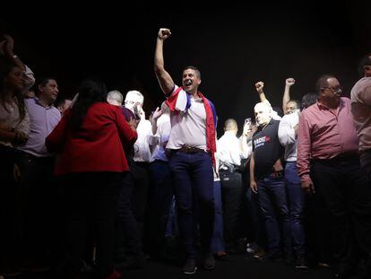 El presidente electo del Partido Colorado, Santiago Peña, celebra tras su victoria en su sede campaña, en Asunción, el 30 de abril.