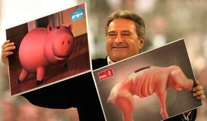 Alfonso Rus compara una hucha famélica (PSOE) y una llena (PP).