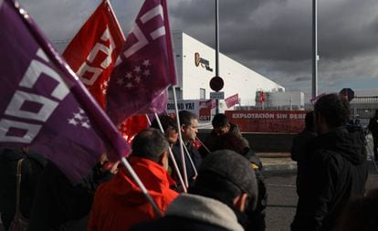 Trabajadores concentrados ante la entrada de la nave de Amazon en San Fernando de Henares.