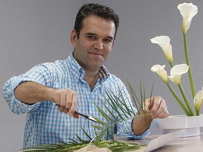Jesús Encinar, practicando el <i>ikebana,</i> una de sus principales aficiones.