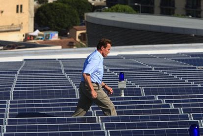 El Gobernador de California, Arnold Schwarzenegger, en un parque fotovoltaico. La energía solar es una de las grandes apuestas de California.