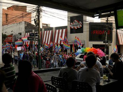 Marcha LGTBI en el centro de Asunción, en julio de 2015.