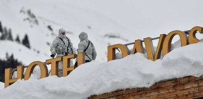 Servicios de seguridad suizos custodian uno de los hoteles donde se celebra la cumbre de Davos.