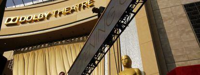 Unos operarios trabajan frente al Teatro Dolby de Los &Aacute;ngeles, donde se entregan los Oscar
