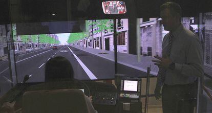 Una conductora de autobús de la EMT practica en el nuevo simulador de la empresa pública. 