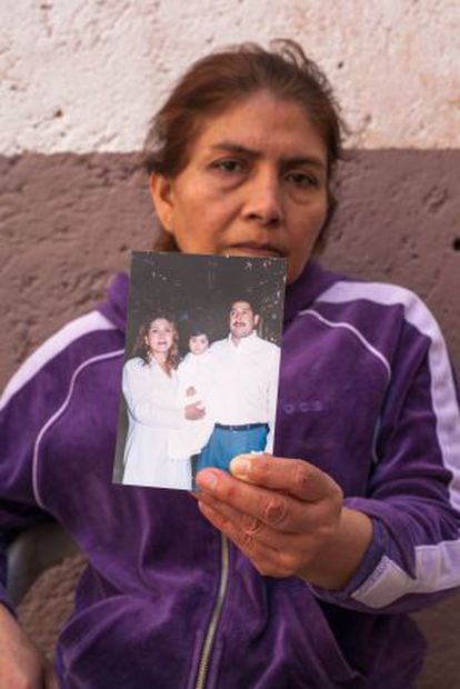 Yolanda Guerrero sostiene una foto de ella y su familia antes de la operación.