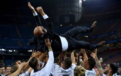 Zidane, manteado por sus jugadores tras conseguir la Undécima.